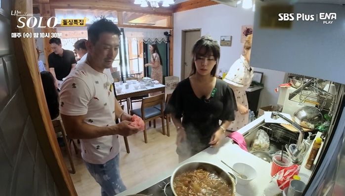 “나도 한번 만져보자”...다른 여성 참가자들 동공지진 오게 한 ‘나는솔로’ 현숙의 돌직구 스킨십