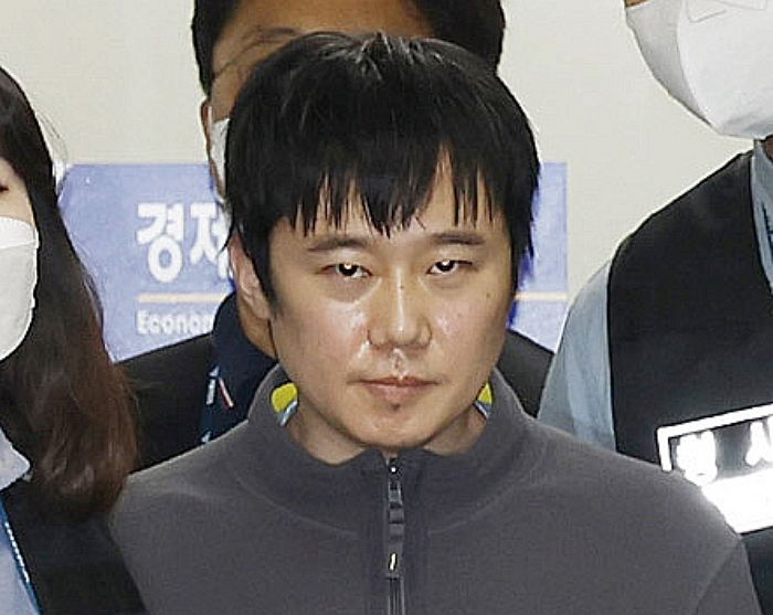 ‘신당역 살인범’ 전주환, 기자들이 ‘이 질문’ 쏟아내자 미소 짓고 호송차 올랐다