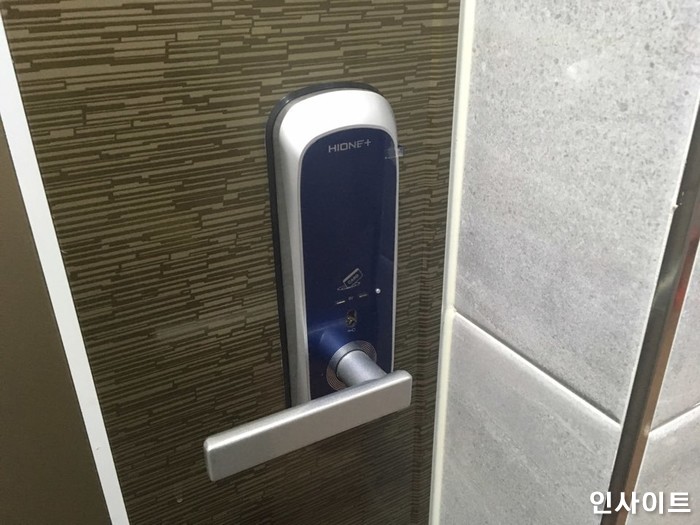 “이게 진짜 되네” 갤럭시 사용자 99%가 모른다는 핸드폰으로 ‘도어락’ 여는 방법