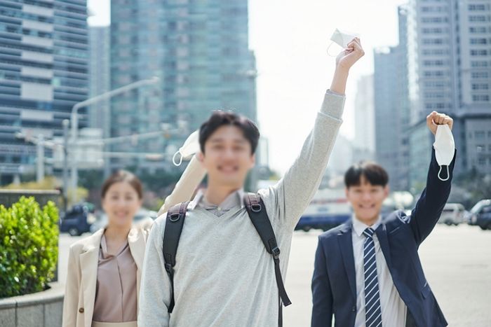 26일부터 실외마스크 완전 해제...야구장·실외공연장 마스크 벗는다