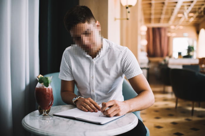 카페 알바생에 반해 원고지 8장 ‘러브레터’ 써서 프러포즈한 시인의 최후