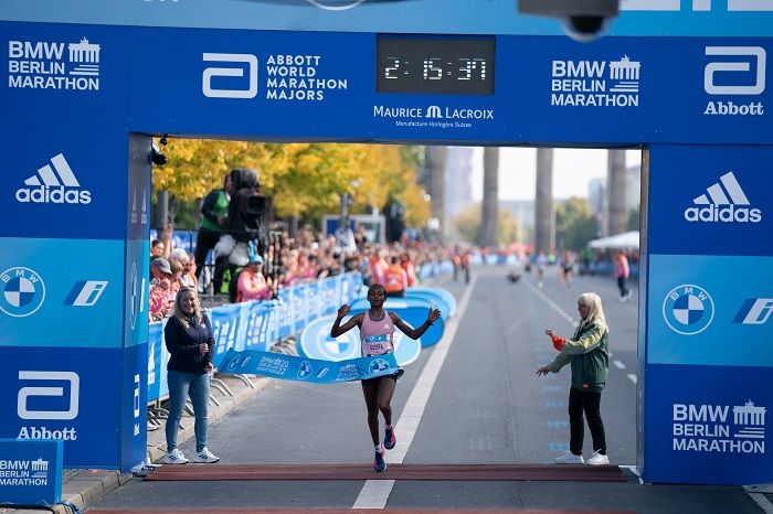 아디다스가 후원하는 티기스트 아세파, 2022 베를린 마라톤에서 신기록 세웠다