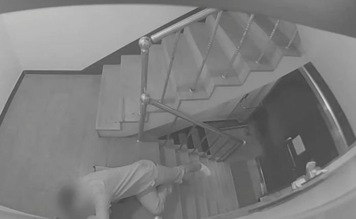 “우리집 우유 투입구에 머리 넣고”...CCTV에 포착된 낯선 남성의 소름끼치는 행동