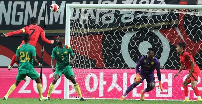 헤딩으로 선제골 터뜨린 손흥민... 한국, 카메룬에 1-0으로 앞서