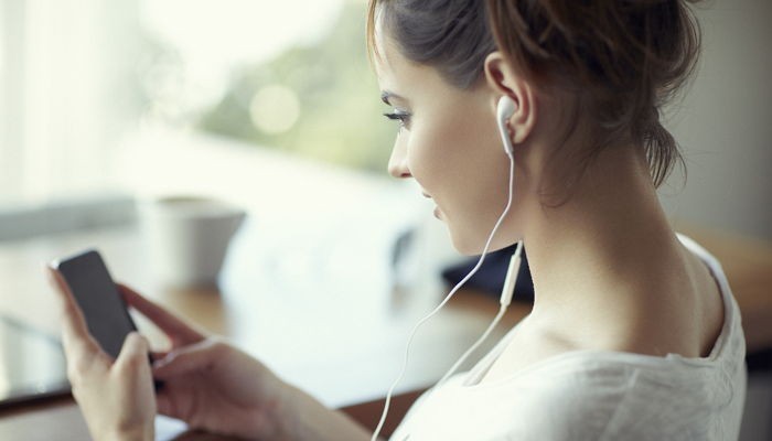 “충전할 거 너무 많아 지쳐요”...무선 안 쓰고 왜 ‘유선 이어폰’ 쓰냐는 질문에 달린 뜻밖의 댓글들