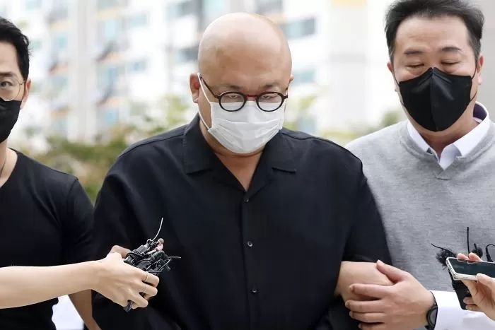 검은 옷 입고 살벌한 눈빛으로 기자들 노려보는 돈스파이크