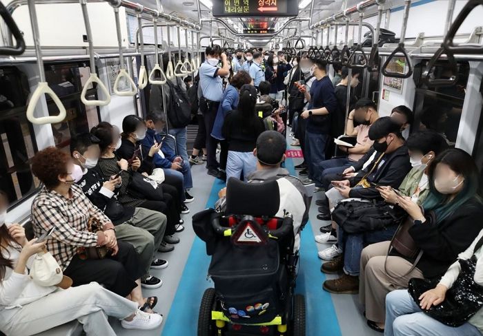 붐비는 출근길 지하철서 대형 철창에 ‘셀프 감금’한 채 시위 벌인 오늘자 전장연