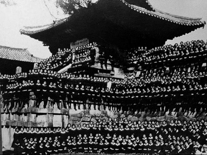 저출산 문제 심각성 알려주는 과거 여고생들의 ‘수학여행’ 단체사진