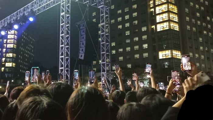 “걸그룹 보러 간 축제, 앞사람 폰만 보고 왔네요”...대학생들 불만 폭발한 이유