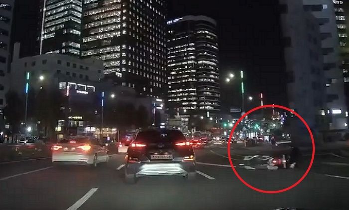 길에 쓰러져 있어 도와줬더니 사고 ‘가해자’로 뒤집어 씌운 오토바이 배달기사