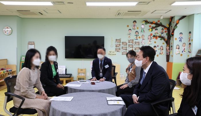 尹대통령 “영유아는 집에만” “6개월이면 걸어는 다녀”...부모들 ‘실소’