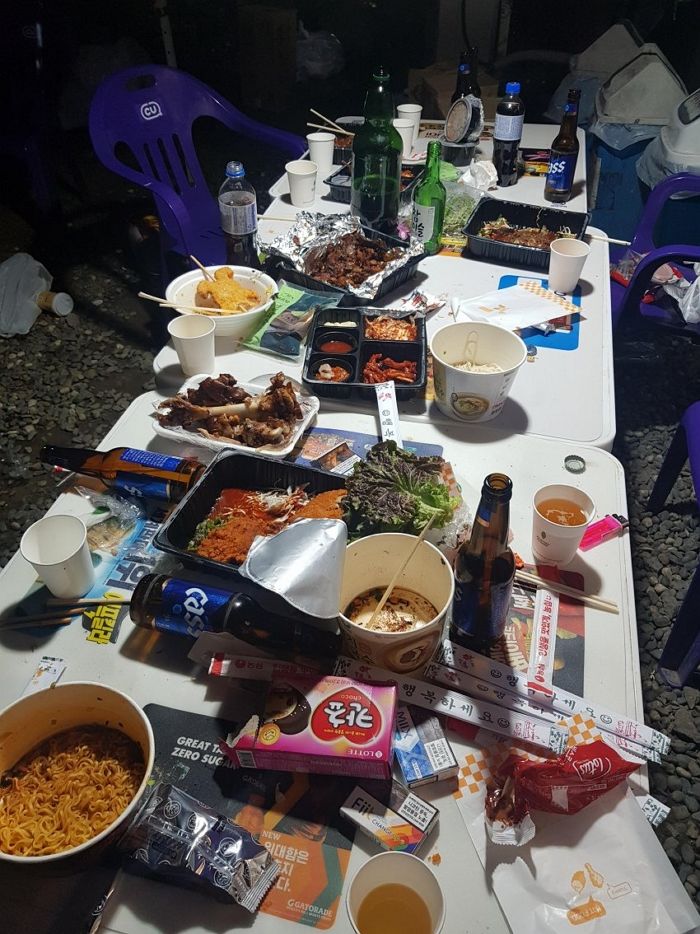 편의점 테이블 이렇게 난리 피우고 간 이들의 충격적인 정체