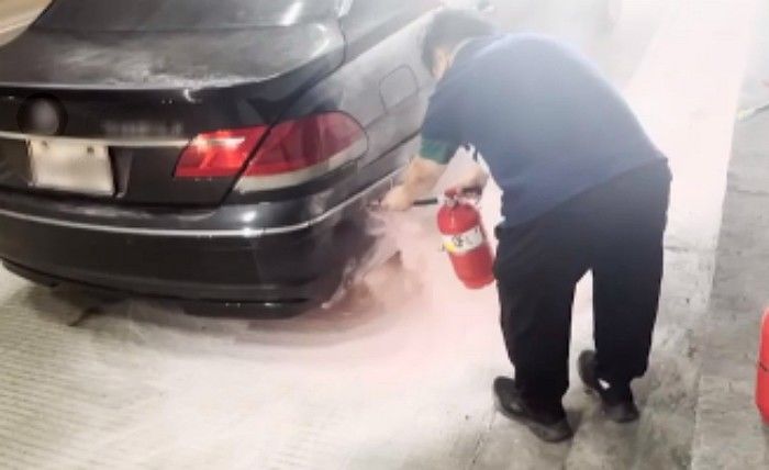 터널서 ‘차량 화재’ 본 중학생 딸과 아빠...소화기 5개로 불끄고 유유히 사라졌다