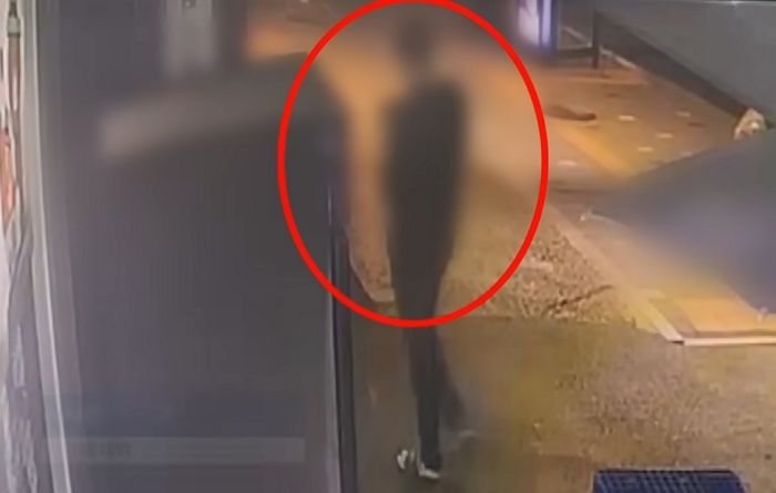 “새벽 1시에 편의점으로 도망친 여자, 엉엉 울더라”...쫓아오는 전남친 막아준 알바생