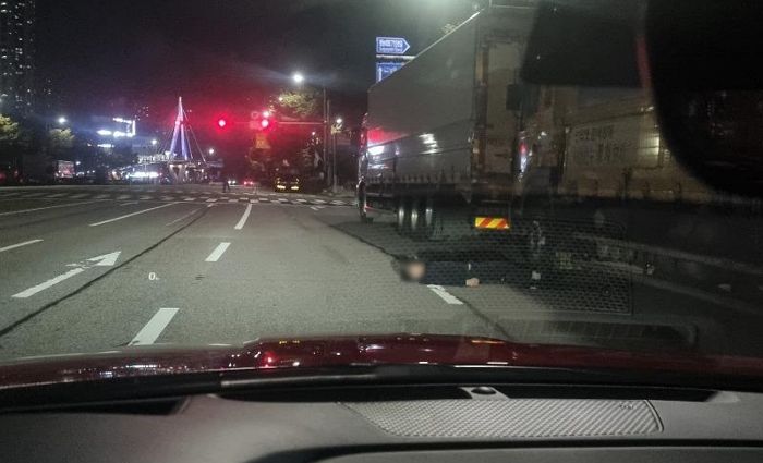 “8차선 도로에서 차선 위로 머리 내밀고 꿀잠 자는 미친 사람 목격했습니다”