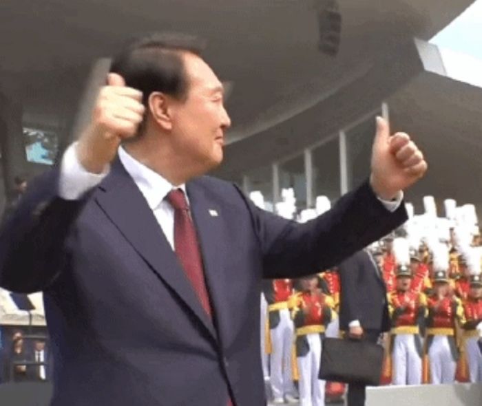 “쌍따봉에 열중쉬어 논란인데”...국군의날 尹 대통령 ‘킹윤’ 극찬한 전여옥