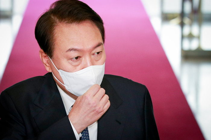 尹 대통령+김건희 여사 풍자한 전남 고교생 만화에...정부, ‘엄중한’ 입장 밝혔다