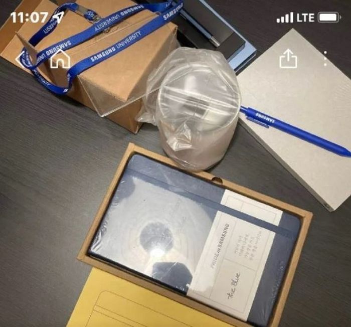 삼성전자 신입사원이 4만 1천원에 당근에 올린 ‘입사 기념품 세트’ 구성
