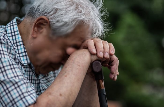 사기꾼 ‘폰팔이’가 90살 할아버지 속여 ‘공짜폰’ 팔아넘기고 받은 금액