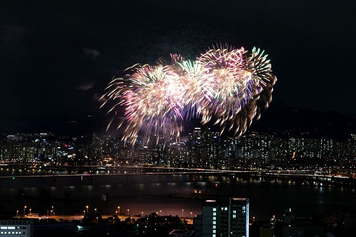 “여의도불꽃 축제 잘보이는 우리집 빌려줘요” 당근마켓에 등장한 25년 아파트의 어마어마한 대여료