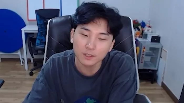 아이폰 잠금 푸는 BJ 김민교 보고 팬들이 ‘미녀 여캠’과 열애한다고 눈치챈 이유