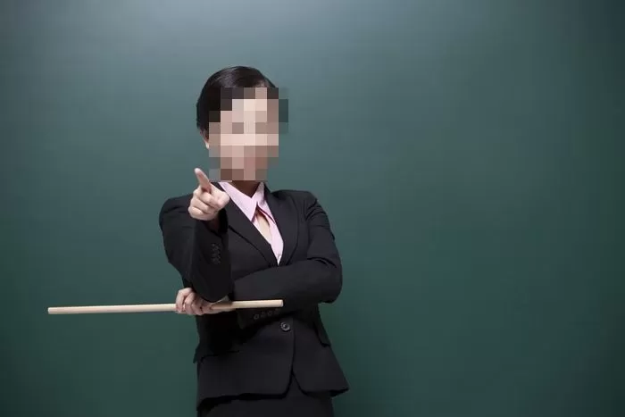 숙제 제대로 안 해왔다며 밀대로 초등학생 11대 때린 20대 교사...징역형