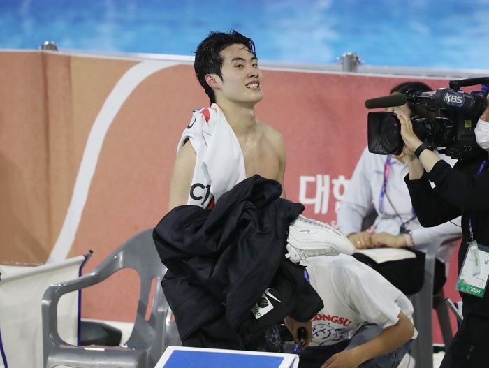 ‘수영 천재’ 황선우, 박태환 뛰어넘었다...전국체전 200m 대회 신기록으로 우승