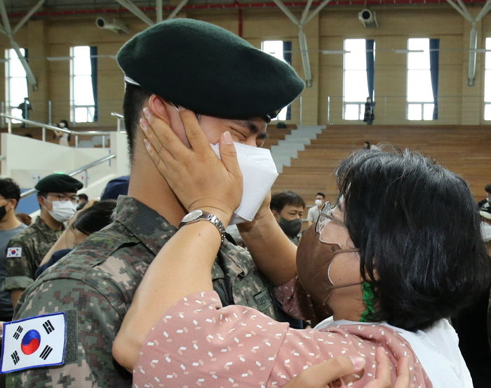 한국 남자들 군대가기 전에 여친과 헤어지라 한 여캠...그 이유 들은 남자들 분노중입니다