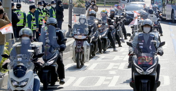 라이더 300명이 배달통 매달고 ‘용산 대통령실’로 질주한 사연