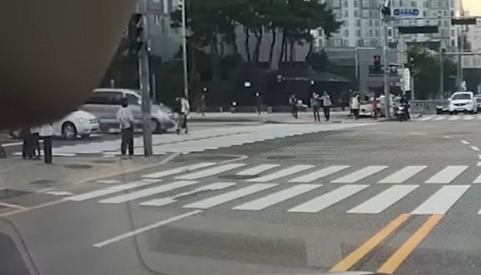 전동킥보드 3명 같이 탄 중학생들, 무단횡단하다 달려오던 승합차에 ‘쾅’ (영상)