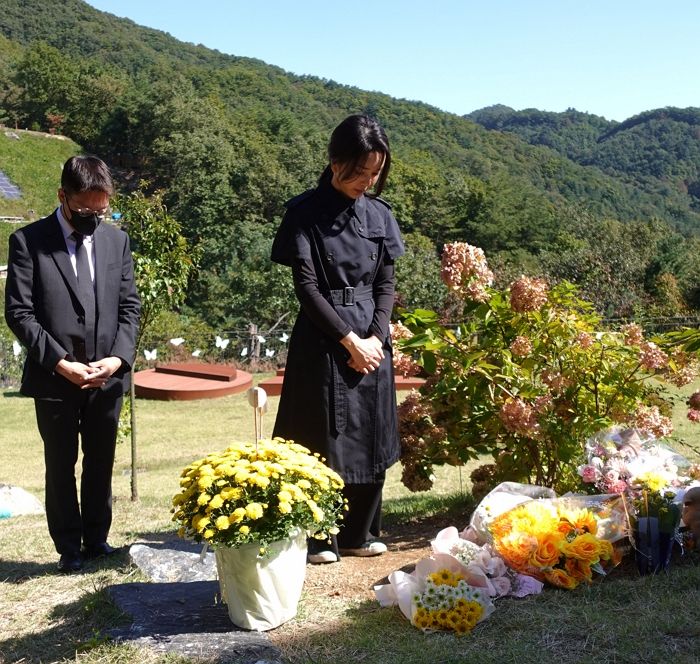 김건희 여사, ‘정인이 2주기’ 하루 앞두고 묘소 찾아 추모