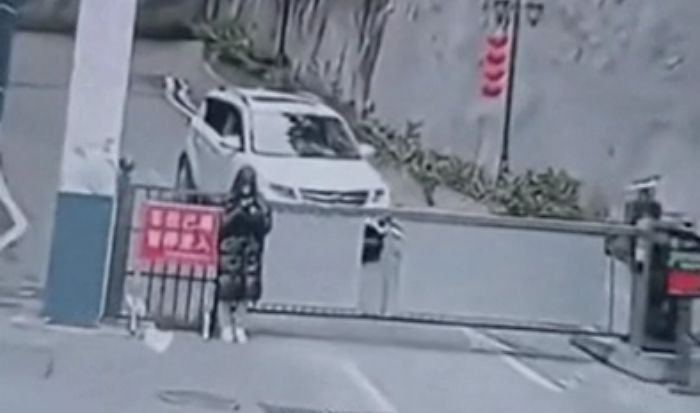 “여학생 가만히 서 있다 옷 벗겨져” 급속 확산 중인 충격적인 영상