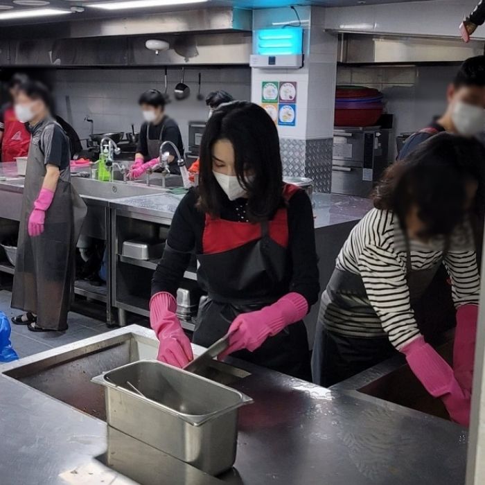 김건희 여사, 무료급식소서 신분 밝히지 않고 2시간 동안 ‘설거지’만 해