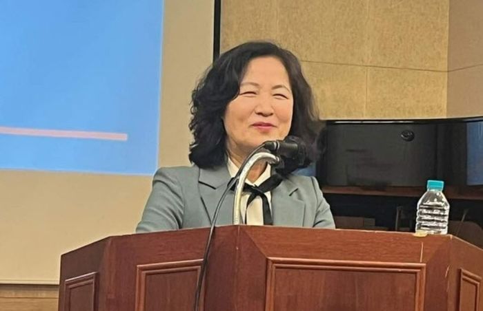 긴 머리에 파마까지...스타일 확 바뀐 추미애 근황 공개