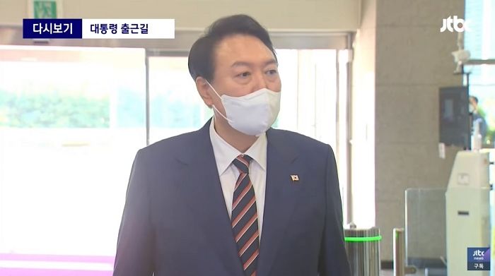 기자들도 웃음 빵...생방송 카메라에 고스란히 포착된 윤 대통령의 말실수 (영상)