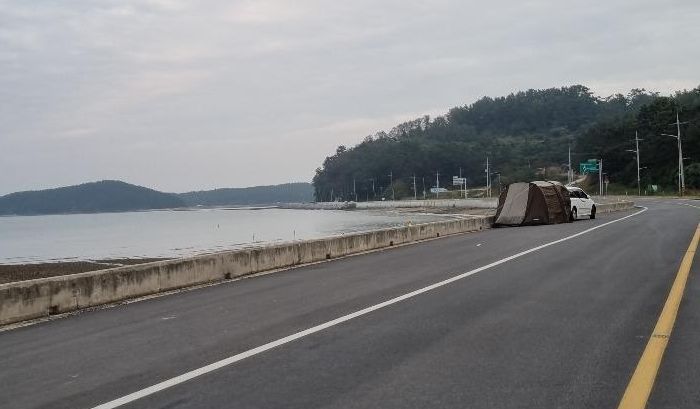 강원도에 이어 충남에서도...도로 한복판서 캠핑한 ‘차박 빌런’ 또 등장