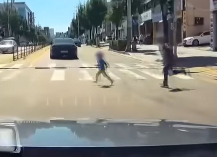 차 쌩쌩 달리는 도로 달려나간 아이...아빠는 망설이지 않고 바로 뛰어들었다 (영상)