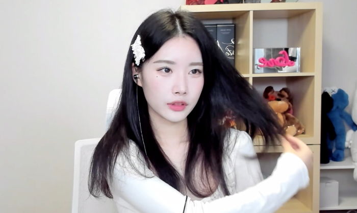 철구 생일에 계좌로 1천만원 쏜 인기 여캠...이유를 직접 들어봤습니다