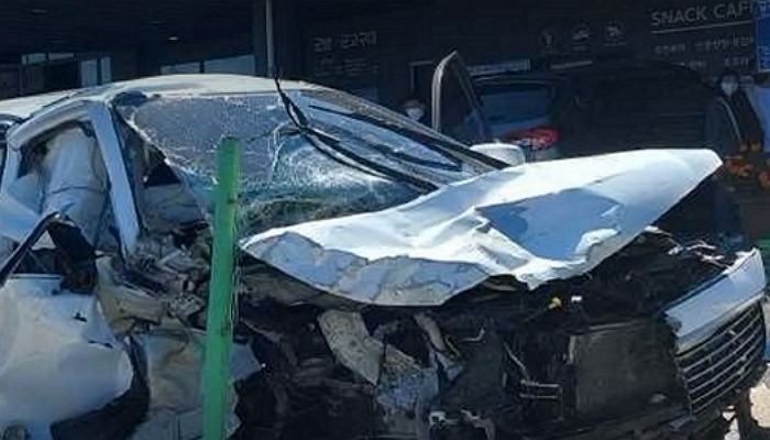 횡성휴게소서 ‘풀악셀’ 밟은 60대 여성 운전자...차에 치인 피해자가 숨졌습니다