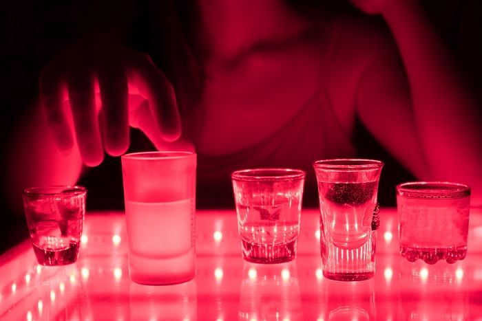 클럽서 여자 상대로 벌어지는 ‘퐁당 마약’...정부, ‘이것’ 개발해 원천 차단한다