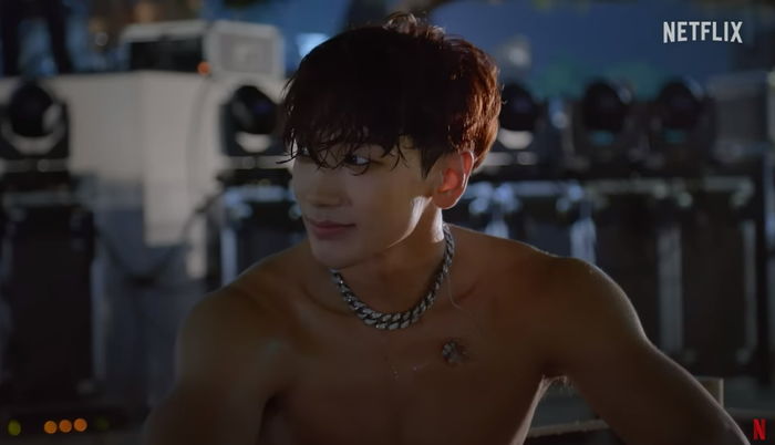 ‘김태희♥’ 비, 이번엔 청와대서 웃통 벗고 촬영...특혜 논란 터졌다