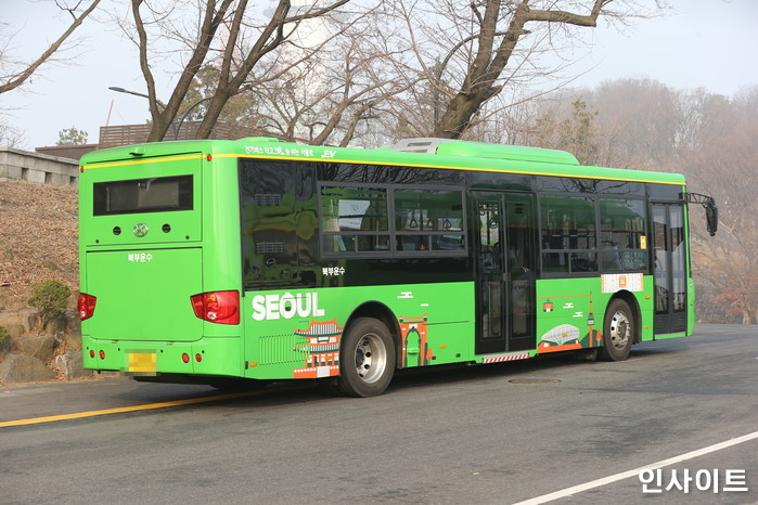 “시내버스에서 ‘급똥’ 밀려와 창문으로 긴급 탈출했습니다”