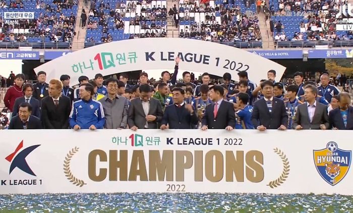 시상식에서 축구선수들 배경 삼아 기념사진 촬영한 K리그 인사들