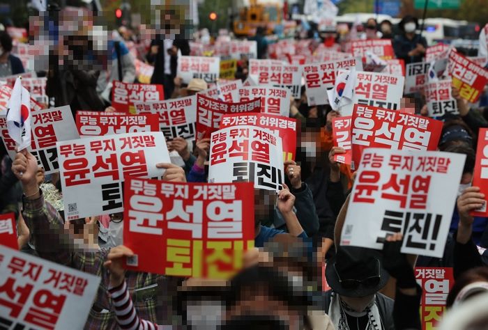 광주 학생들 “중고생들 尹 퇴진 촛불집회 동원한 백금렬 교사 고발한다”