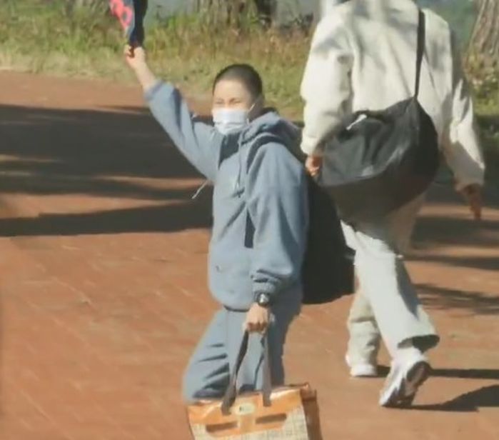 입대하려고 머리 깎았는데 ‘소림사’ 가는 것 같아 팬들 웃게 한 톱아이돌 정체