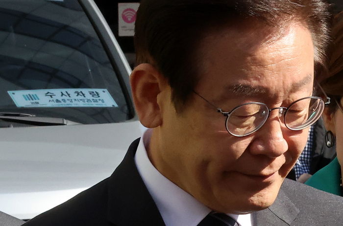 기자들 카메라 앞에서 벌써 6번째...‘위기’ 빠진 이재명, 또 눈물 쏟았습니다