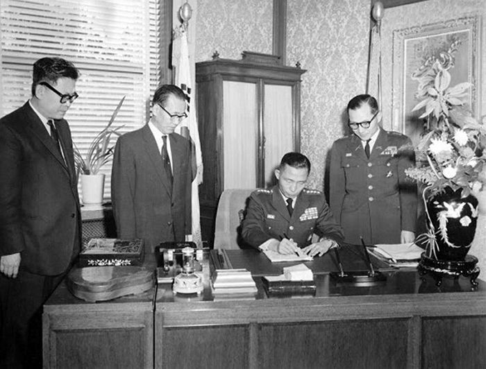 박정희가 대통령 된 후 가난했던 시절 자기 도와준 장애인 절친에게 한 첫번째 행동