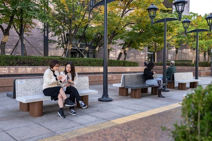 신세계 강남점 앞 시민휴식 공간 벤치, 로레알코리아의 ‘업사이클링 기부’ 프로젝트였다