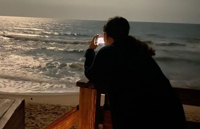 10살 연하남과 결혼한 톱스타, ‘왕반지’ 두개 차고 공식석상 등장 (+사진)