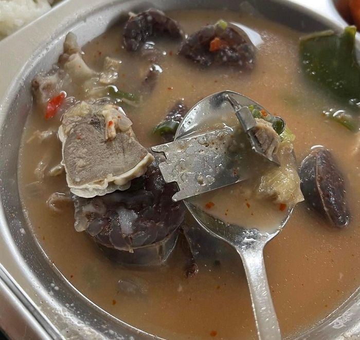 “급식에 ‘순대국’ 나와 좋아했는데 쇳덩이도 같이 나왔습니다”...학교 측이 밝힌 입장